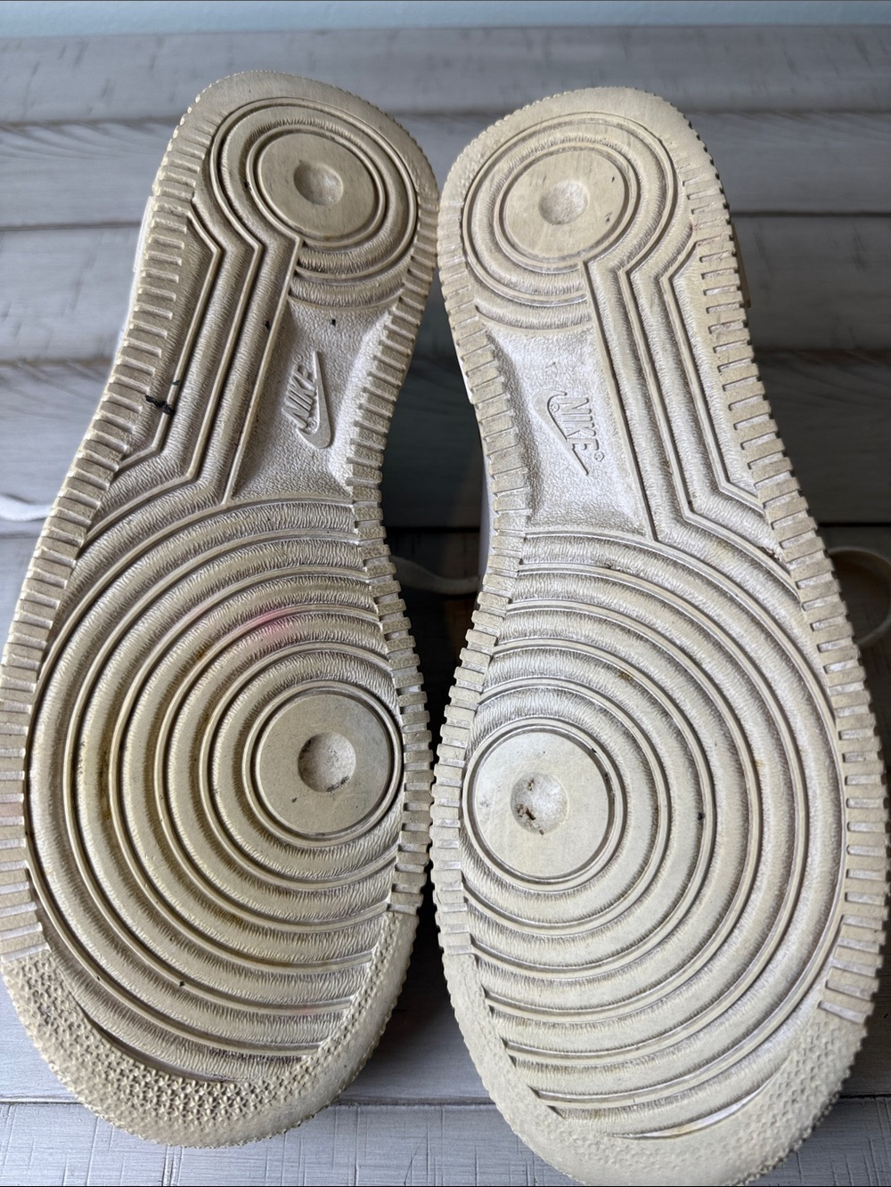Nike Air Max White Low-Top Sneakers with Cream Outsole Size 9 - Picture 2 of 5